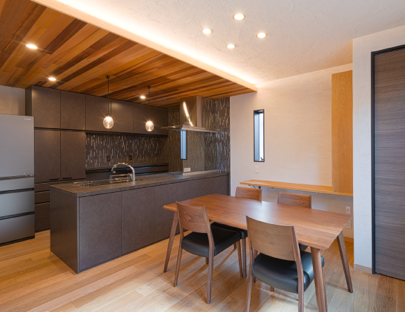 洗練された素材と伝統が調和した、心地よい住まい