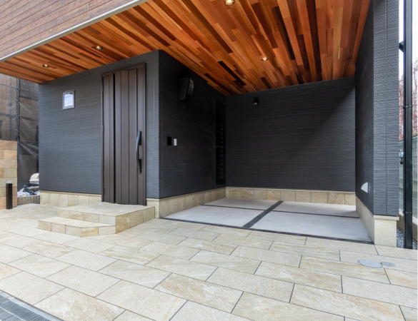 洗練された素材と伝統が調和した、心地よい住まい