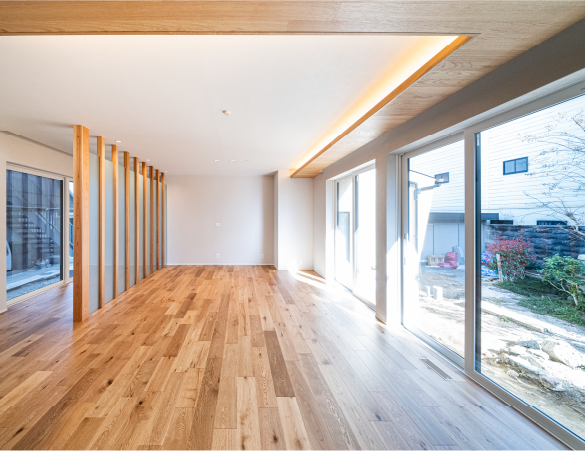 光と木目が融合した、モダンで贅沢な最新の住まい