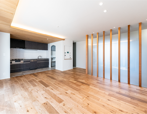 光と木目が融合した、モダンで贅沢な最新の住まい